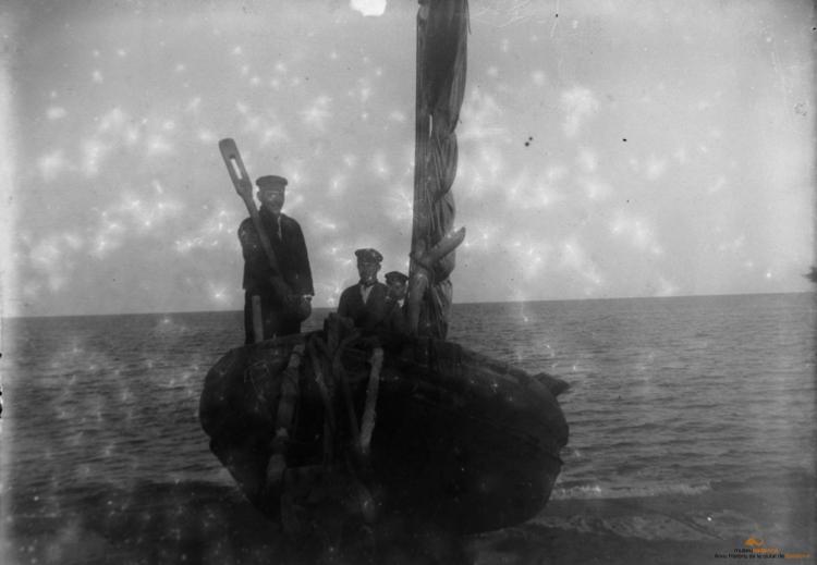 Barca a la platja i pescadors