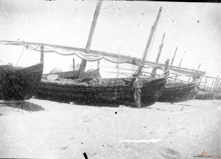 Barques varades a la sorra