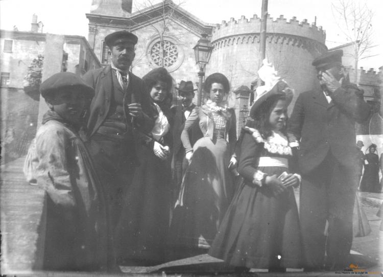 Carrer del Temple, un diumenge o dia de festa. Grup de gent