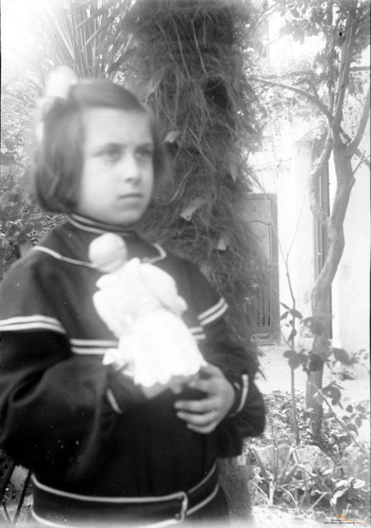 Nena al badiu o jardí
