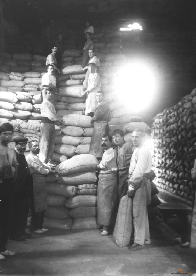Magatzem de sacs de ??. Amb treballadors (id. JBT-049)