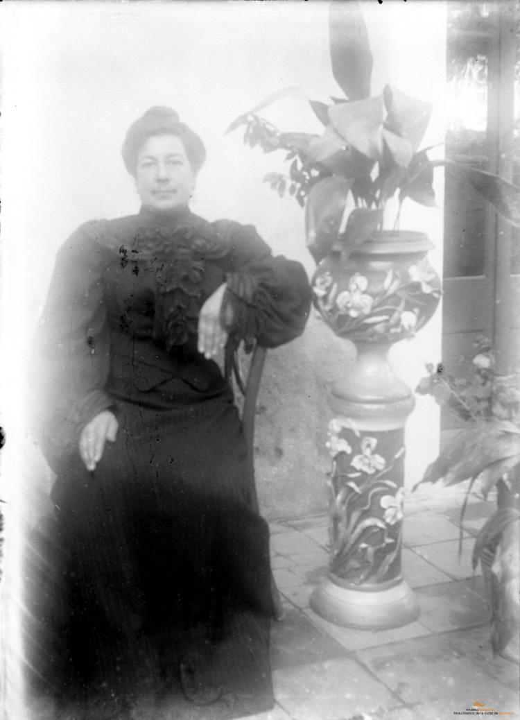 Senyora al badiu o pati, asseguda