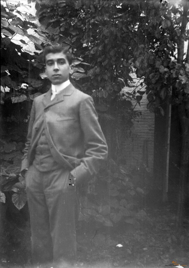 Home jove al badiu o jardí