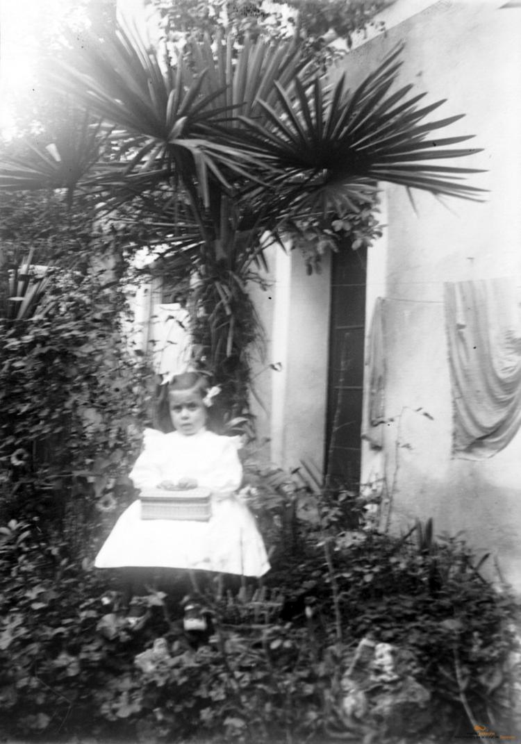 Nena al badiu o jardí