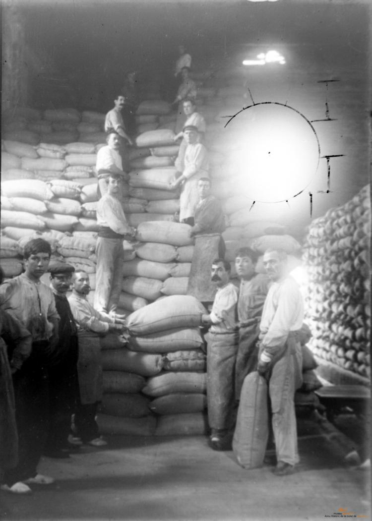 Magatzem de sacs de ??. Amb treballadors (id. JBT-023)