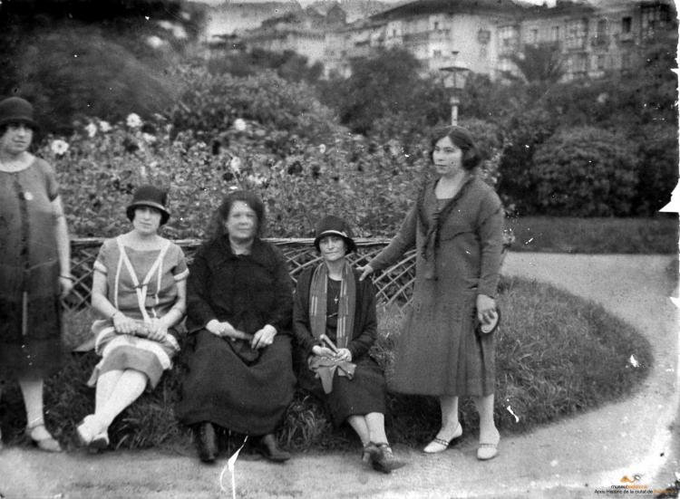 Cinc dones assegudes en un parterre (no Badalona) (ID. JBT-056)