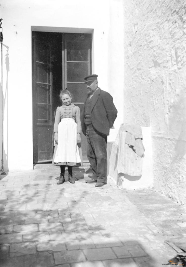 Home i nena al badiu davant la porta