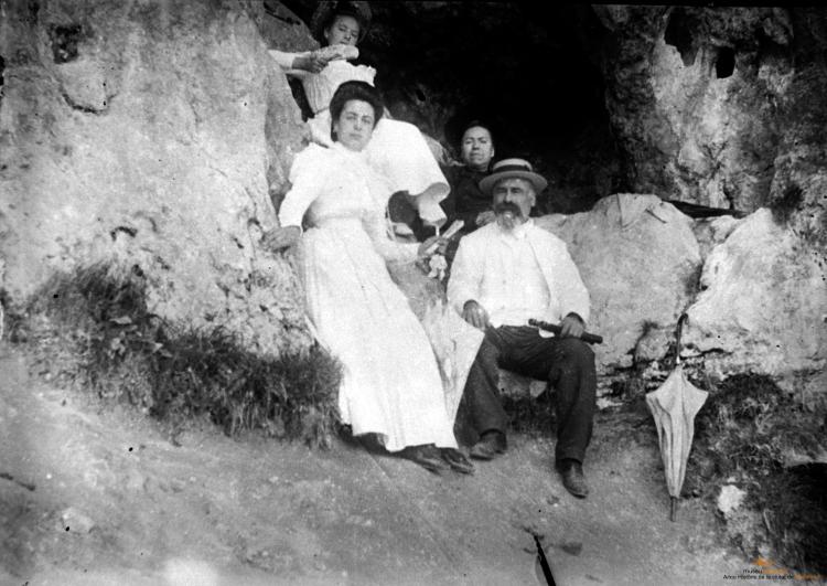 Besavi de Joan Bacarises i tres dones, a muntanya, a Montserrat