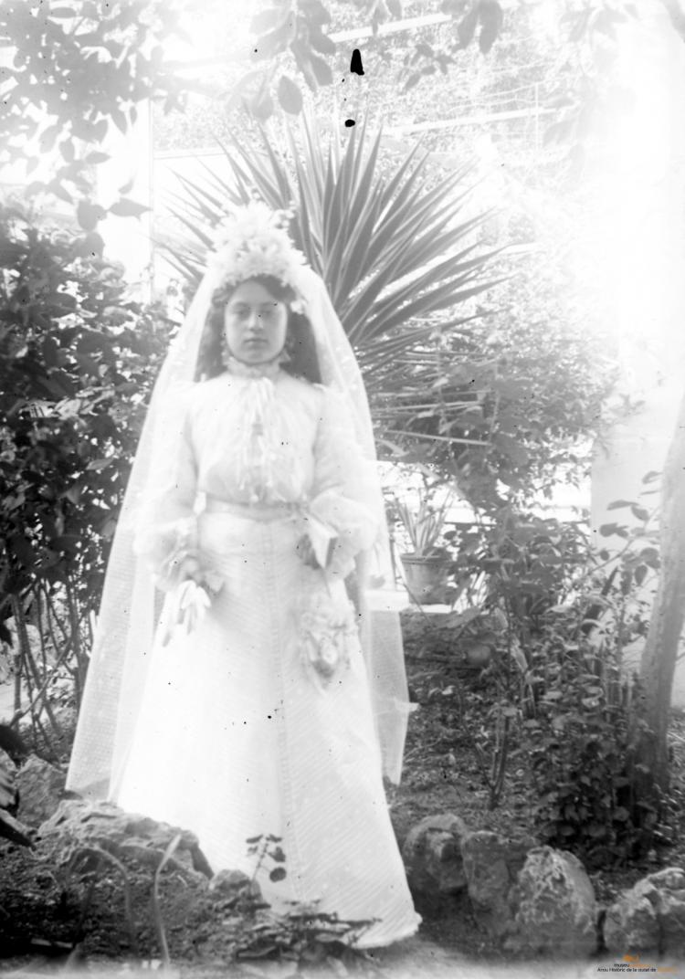 Nena de primera comunió