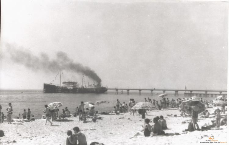 Platja. Pont del petroli