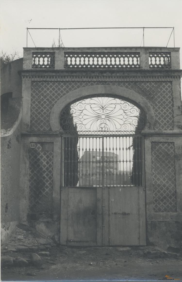 Topografia. Can Martí Pujol. Barri d'entrada