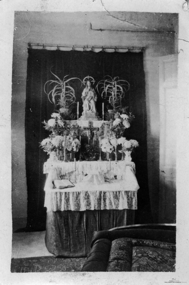 Crònica gràfica; Altars clandestins a cases