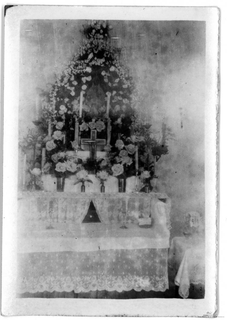 Crònica gràfica; Altars clandestins a cases