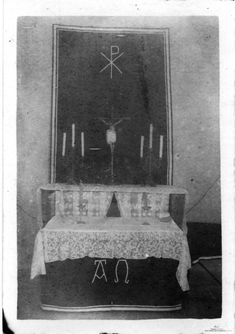 Crònica gràfica; Altars clandestins a cases