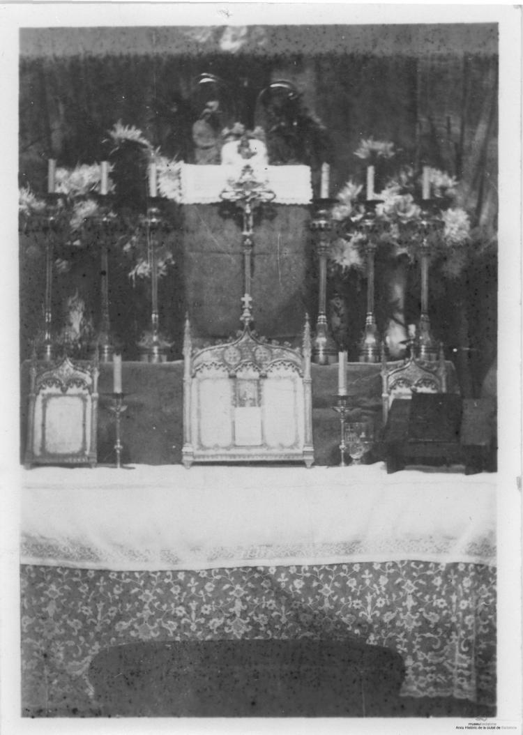 Crònica gràfica; Altars clandestins a cases