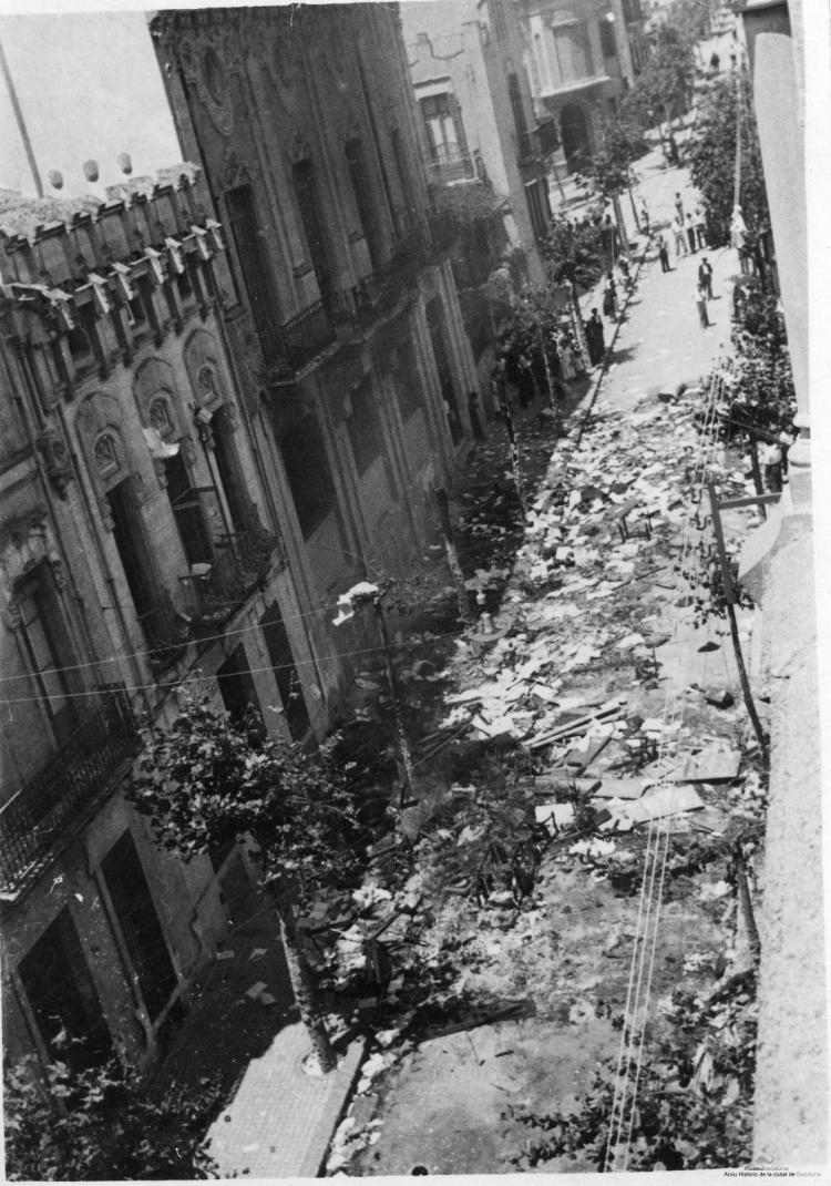 Crònica gràfica; Incendis edificis religiosos: Carrer del Temple: Maristes, can Parés i can Lleal