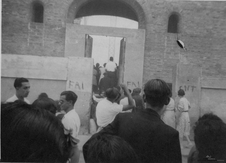 Crònica gràfica; Incendis edificis religiosos: Església i rectoria de Sant Josep