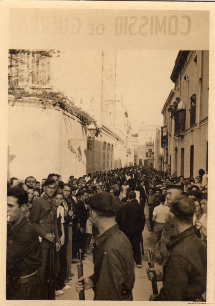 Crònica gràfica; Enterrament del primer milicià mort al front, Antoni Sala i Pont 