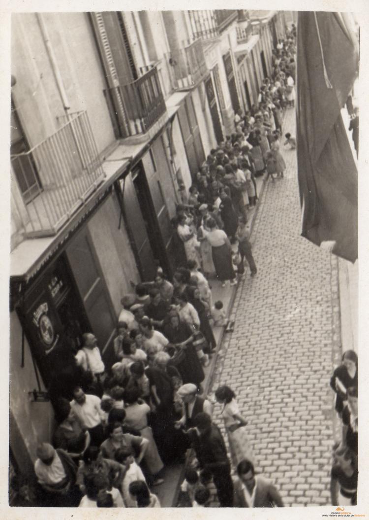 Crònica gràfica;Cues al carrer de Mar per proveir menjar
