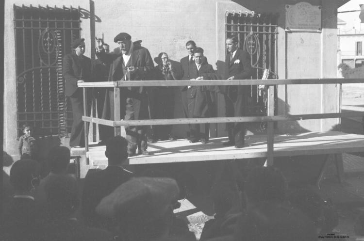 Crònica gràfica;Inauguració de la placa que donà el nom de Barrau al carrer Museu