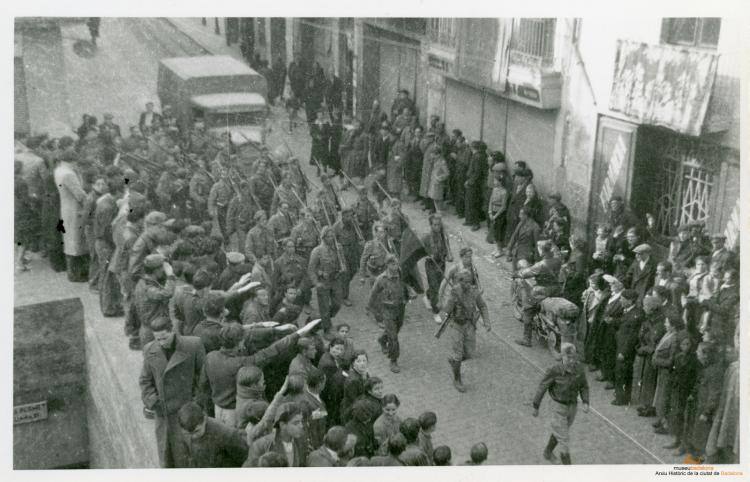Crònica gràfica;Entrada de les tropes nacionals a Badalona