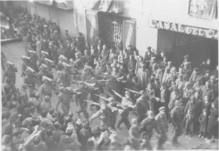 Crònica gràfica;Entrada de les tropes nacionals a Badalona