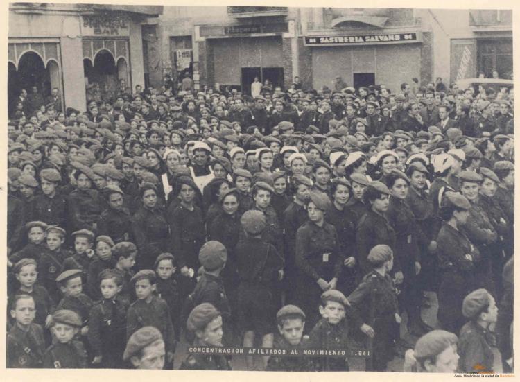 Crònica gràfica;Concentració dafiliats al Movimiento a la pl. de la Vila