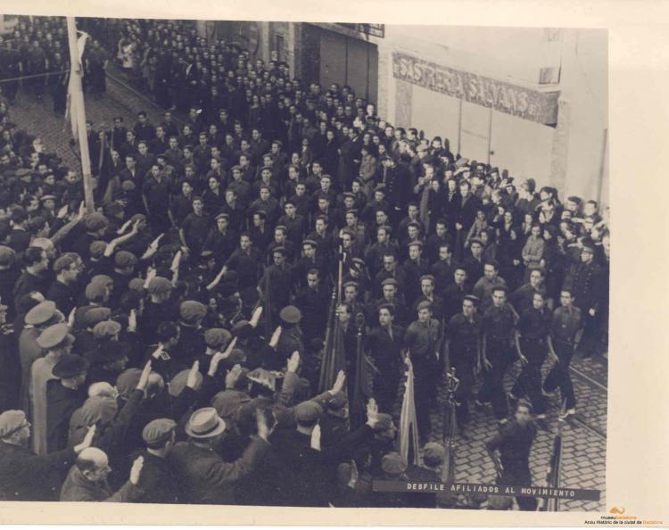 Crònica gràfica;Aniversari de la Liberación, desfilada davant pl. vila