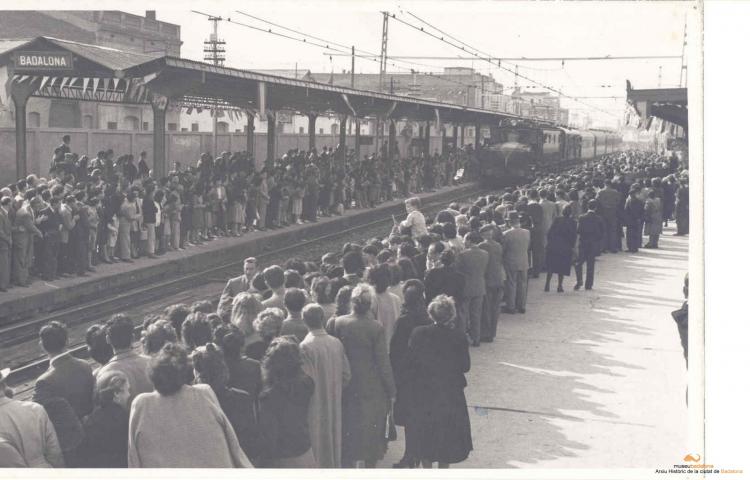 Crònica gràfica;Pas del primer tren elèctric per lestació de Badalona