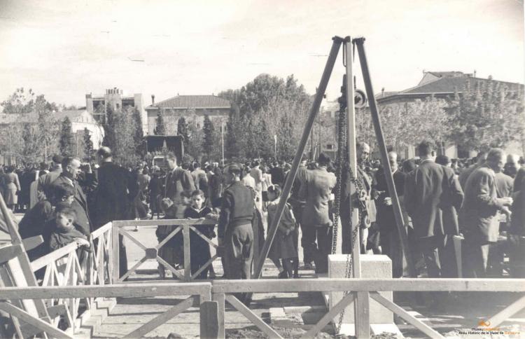 Crònica gràfica;Primera pedra del monument A los Caidos