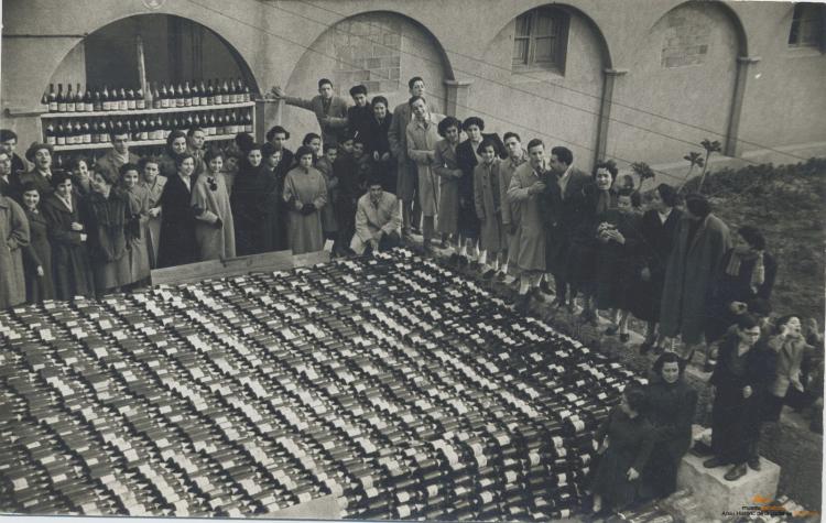 Crònica gràfica;Recollida botelles de cava parròquia de Santa Maria