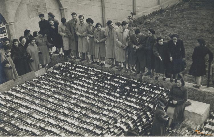 Crònica gràfica;Recollida botelles de cava parròquia de Santa Maria