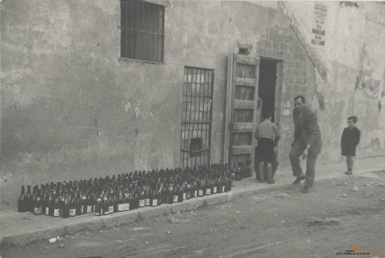 Crònica gràfica;Recollida botelles de cava parròquia de Santa Maria