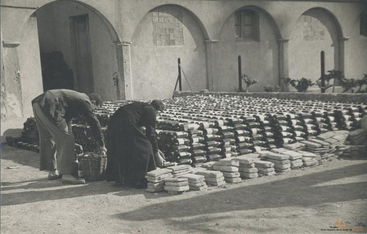 Crònica gràfica;Recollida botelles de cava parròquia de Santa Maria