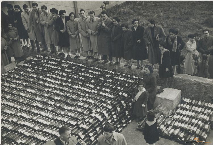 Crònica gràfica;Recollida botelles de cava parròquia de Santa Maria