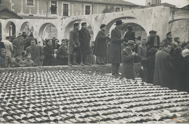 Crònica gràfica;Recollida botelles de cava parròquia de Santa Maria