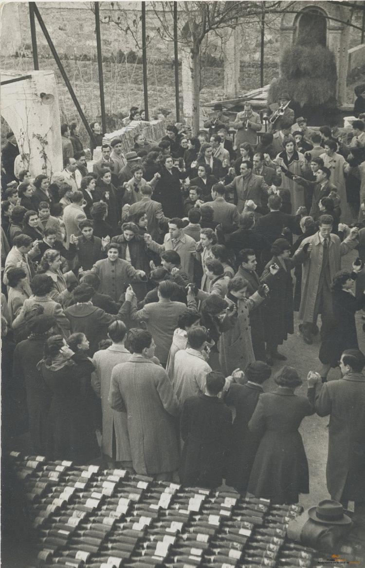 Crònica gràfica;Recollida botelles de cava parròquia de Santa Maria