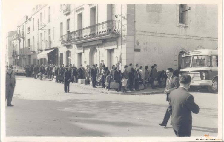 Crònica gràfica;Riuada  Besòs 1962. Estació de tren de Badalona com a final de trajecte