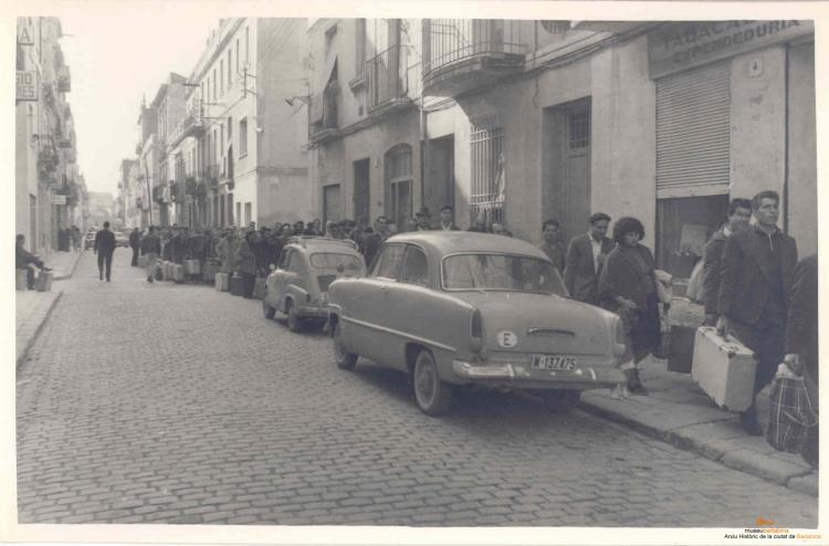 Crònica gràfica;Riuada  Besòs 1962. Estació de tren de Badalona com a final de trajecte