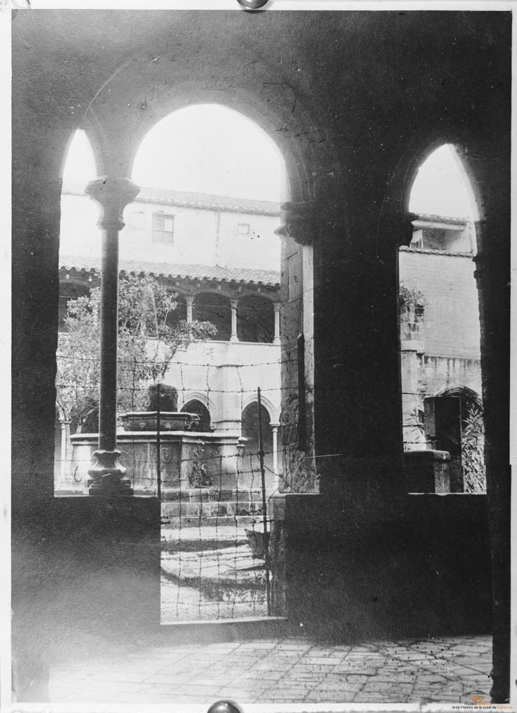 Foto de foto. Sant Jeroni de la Murtra. Detall claustre