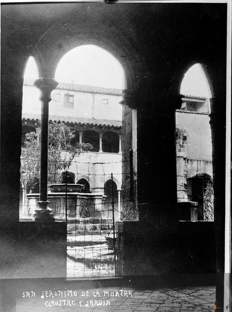 Foto de foto. Sant Jeroni de la Murtra. Detall del claustre