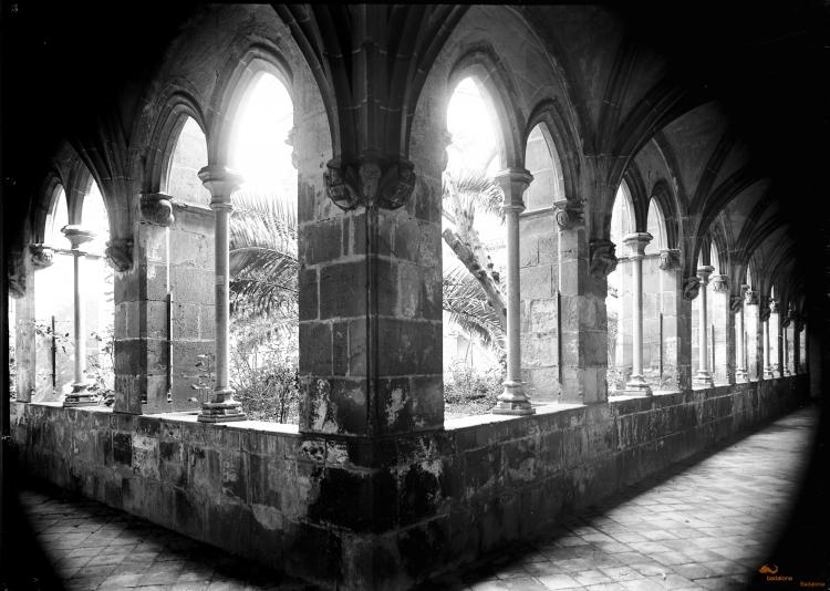 Sant Jeroni de la Murtra. Angle del claustre