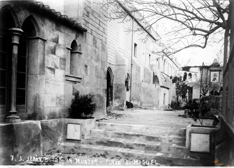 Sant Jeroni de la Murtra. Plaça de Sant Miquel