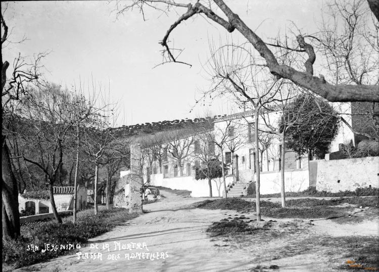 Sant Jeroni de la Murtra. Plaça dels Ametllers