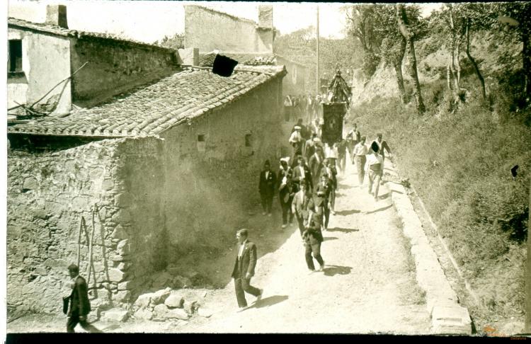 Processó amb estandars pel camí de la carrerada (Festa Major? 1929-1930)