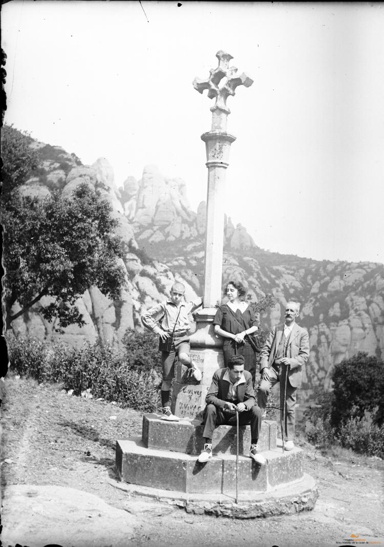 Montserrat. Grup davant la creu