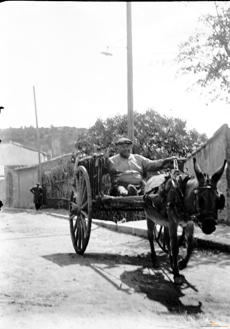 Sr. Batlle, de Canyet, dalt un carro
