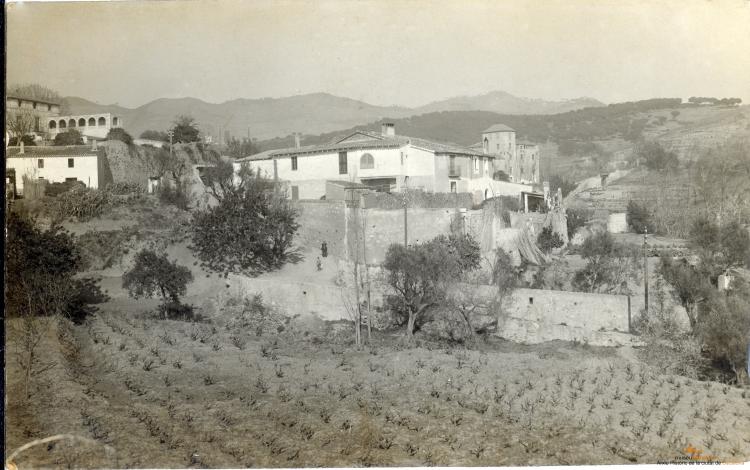 Can Nadal i Torre Codina al fons