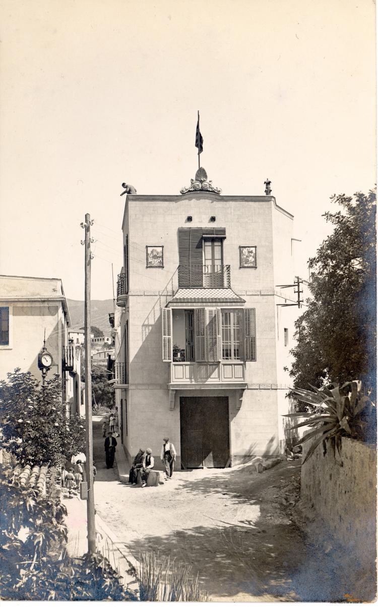 Vista de Can Tiano amb tribuna i carrer