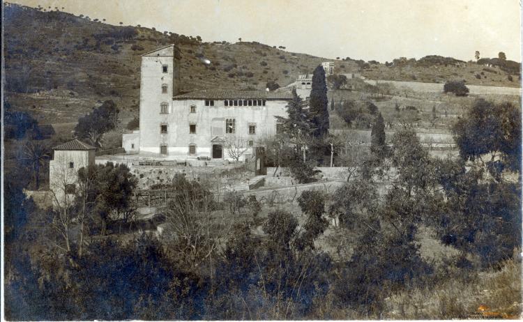 Vista de Can Tiano amb tribuna i carrer